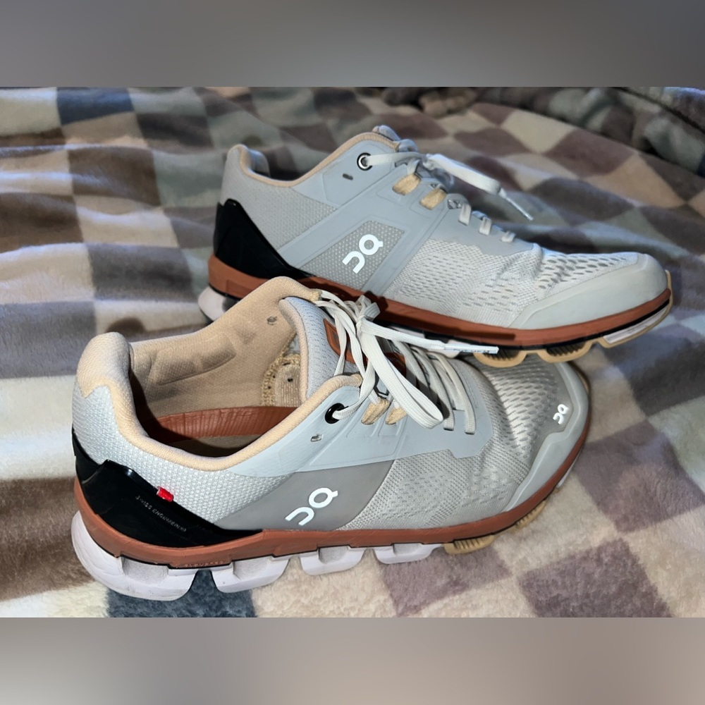 On cloud helion running shoes sneakers